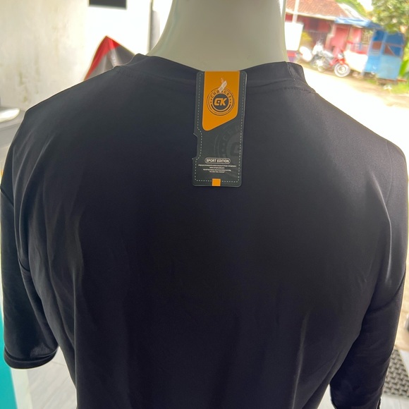 T-Shirt - Picture 10 of 16